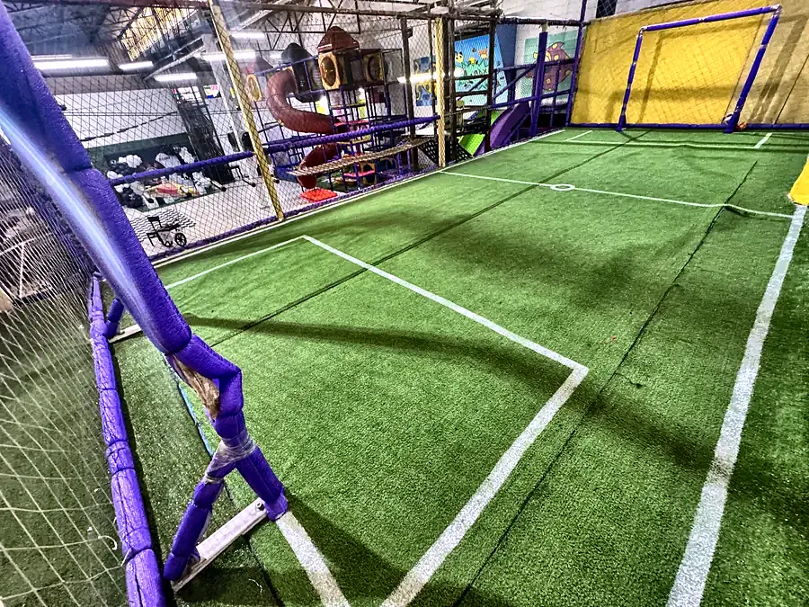 Campo de futebol infantil com grama sintética
