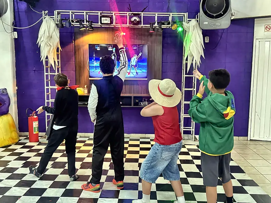 Pista de dança com TV interativa em funcionamento