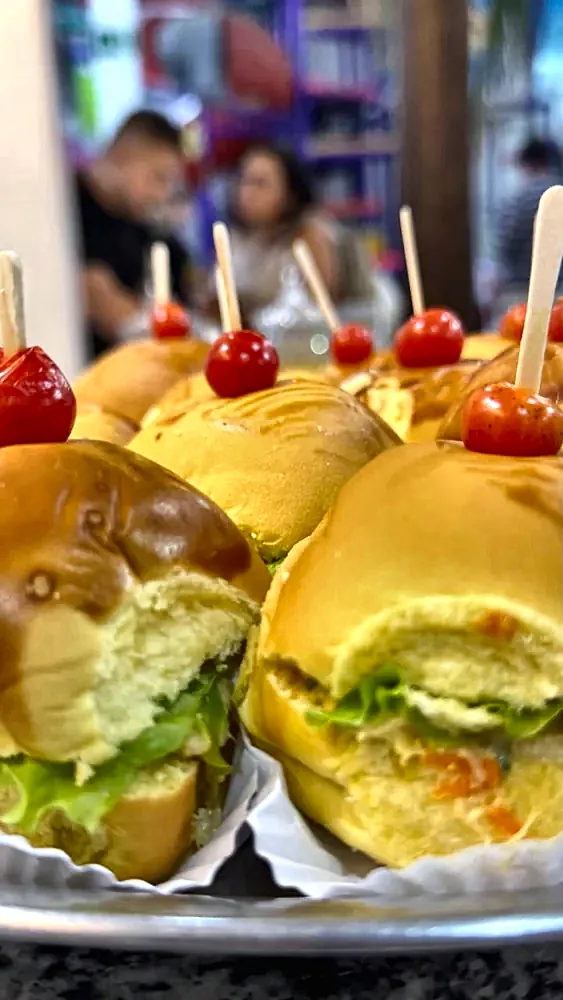 Bandeja de mini sanduíches finalizados com tomate cereja