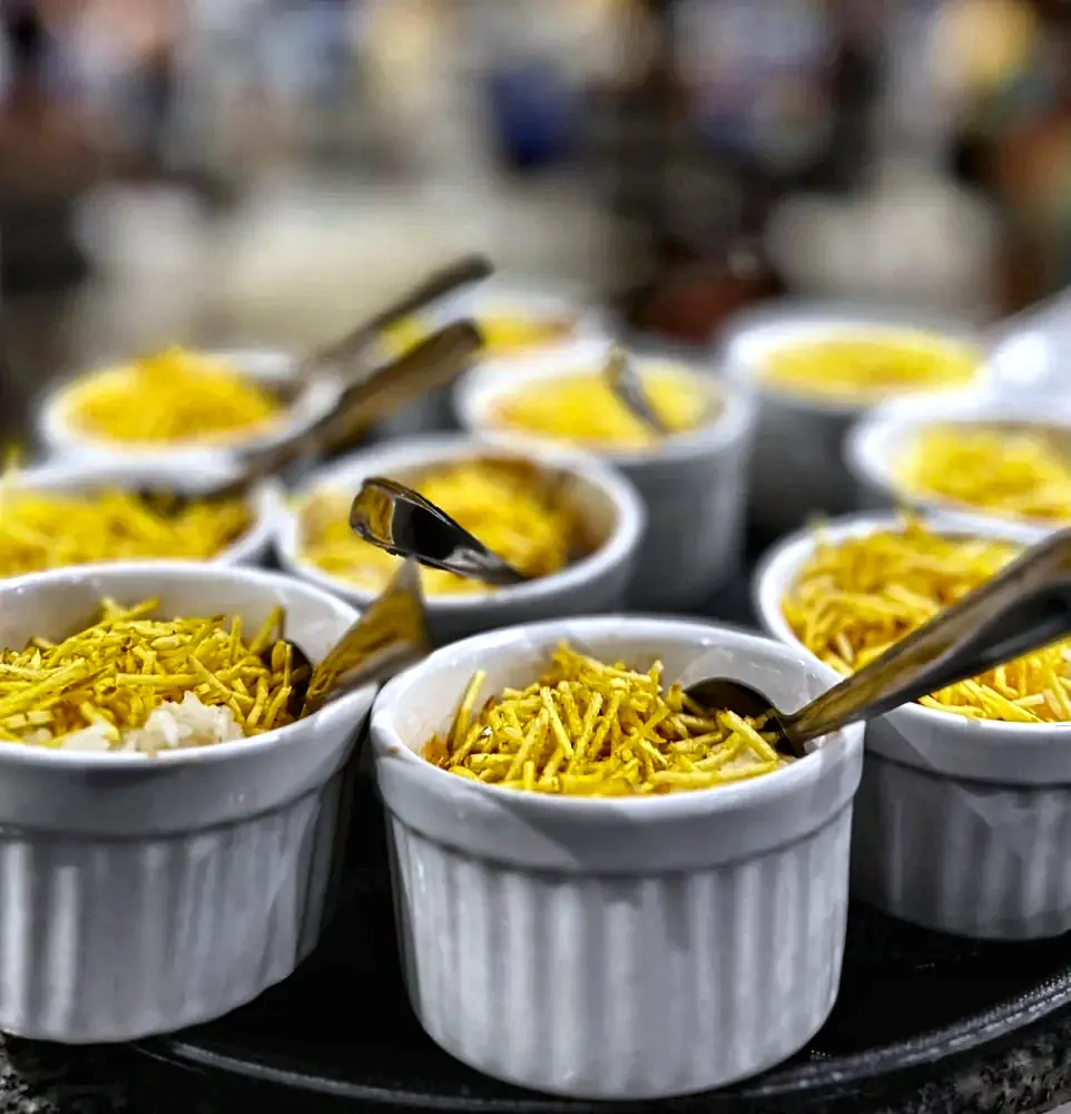 Strogonoff com batata palha em porções individuais