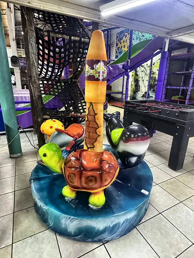 Mesa de pebolim e brinquedos na área de jogos