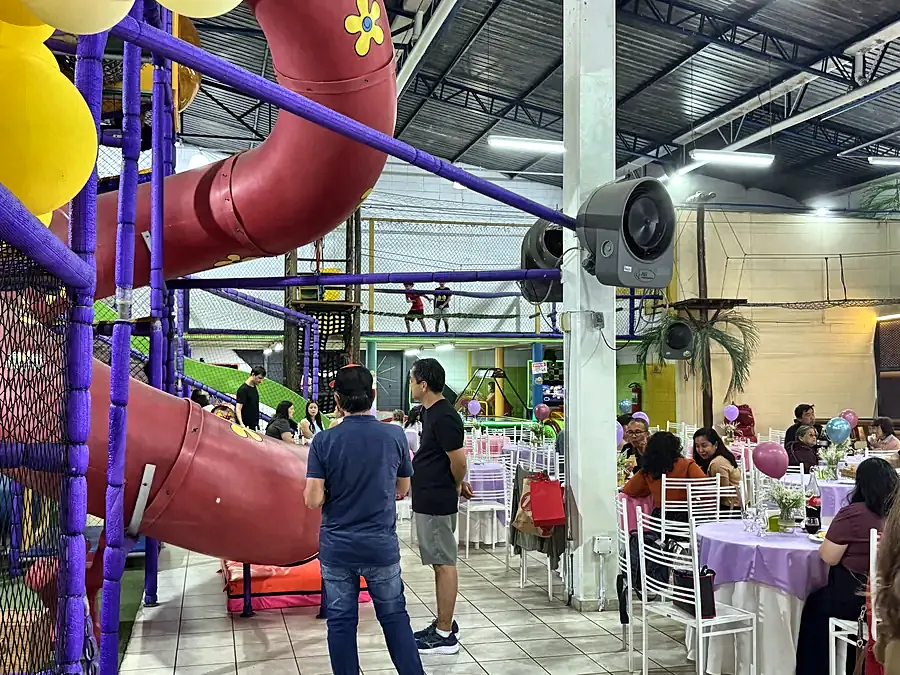 Salão montado com o tobogã ao fundo