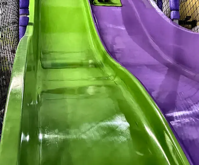 Tobogã com escorregadores verde e roxo